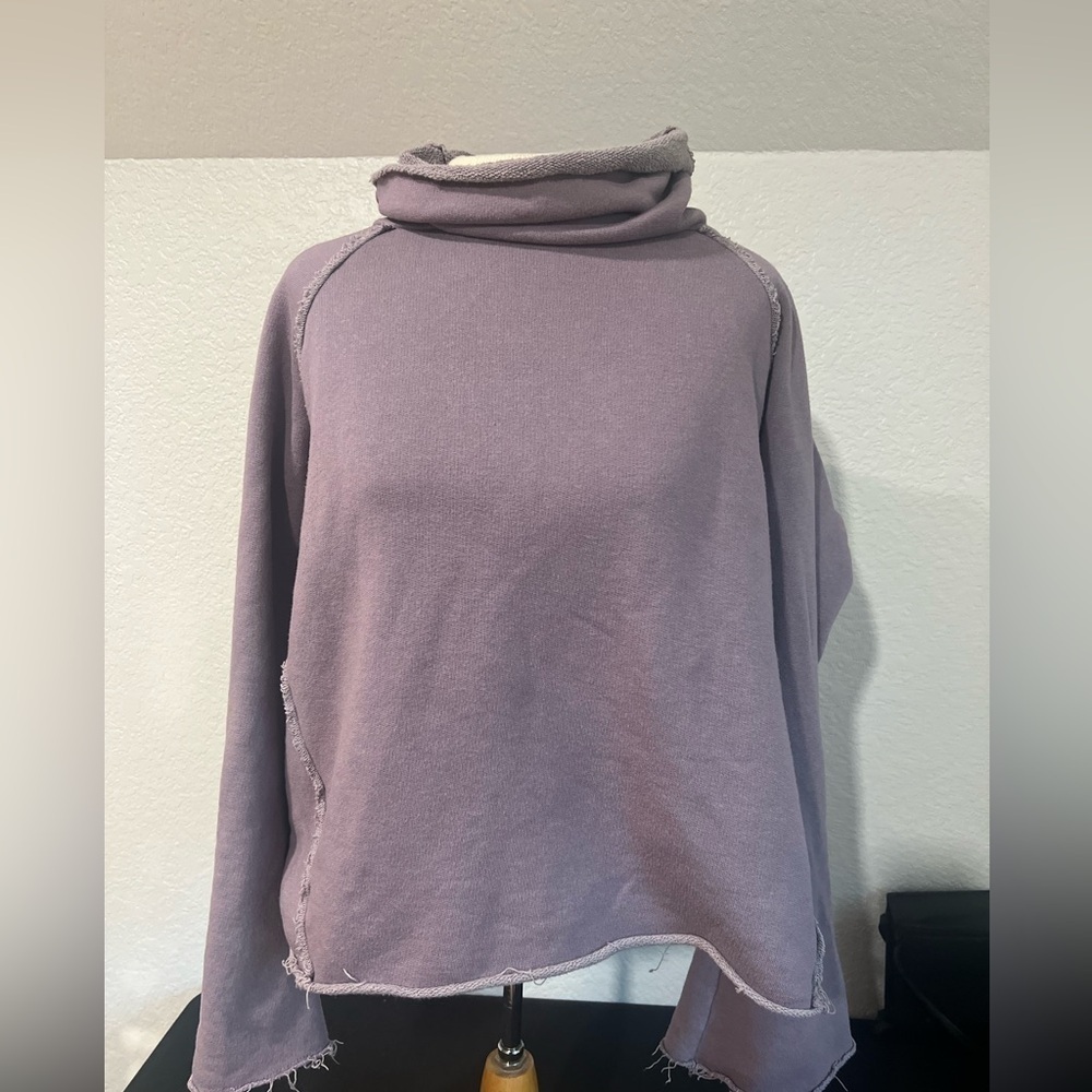 ⸻
Alala Jersey Bell Sleeve Raw Edge Top – Lavender Purple, Size Small